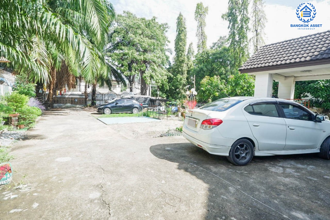 *****บ้านเดี่ยวมือสอง ม.รัชดาภิเษก42 รัชดาภิเษก พร้อมเข้าอยู่ 4 ห้องนอน 3 ห้องน้ำ จอดรถได้ 10 คัน บนเนื้อที่กว่า 198 ตร.ว. พื้นที่ใช้สอยมากถึง 180 ตร.ม. บนทำเลศักยภาพ เชื่อมต่อถนนรัชดา, ถนนลาดพร้าว-วังหิน, ถนนพหลโยธิน, ถนนเสนานิคม1 เดินทางสะดวก ใกล้รถไฟฟ้าสายรถไฟฟ้า สายสีน้ำเงิน "สถานีรัชดาภิเษก" และทางด่วน "อุตราภิมุข"